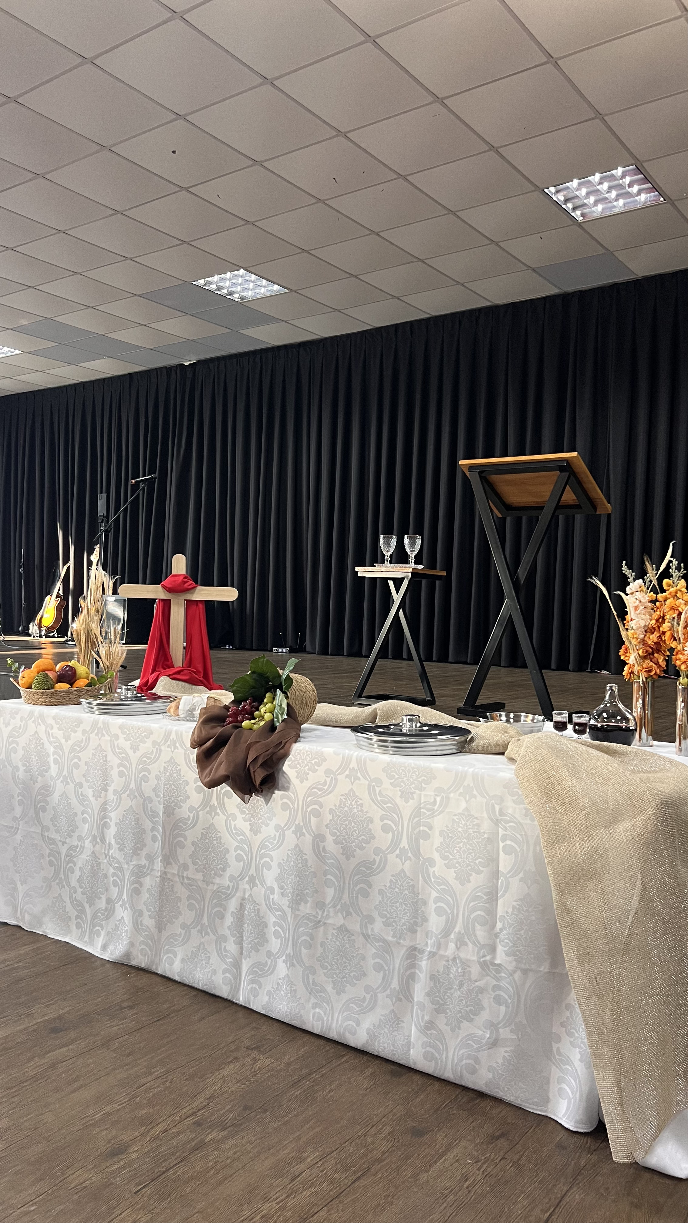 Congregação em adoração com luz dourada